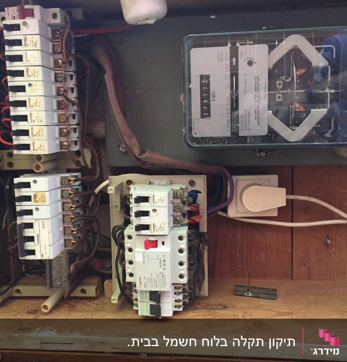 לוח חשמל עם מפסקים וחוטי חשמל